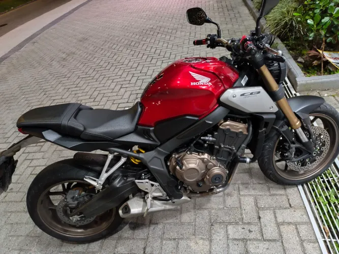 Vendo cb 650R 2022 em dia meu nome barato 36 mil .e assumir parcelas ...lê descrição..