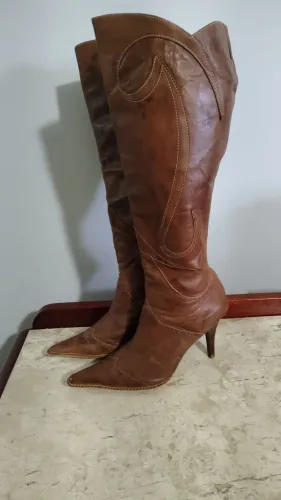 Bota em couro feminina