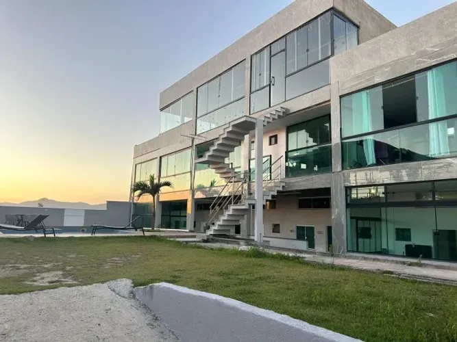 ? FLATS PÉ NA AREIA EM ITAIPUAÇU 