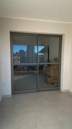Porta Balcão de Alumínio com Vidro Fumê 215x192cm - Excelente Estado