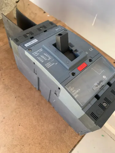 Disjuntor trifásico 250A