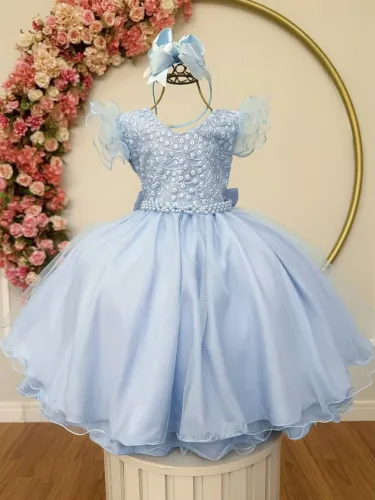 Vestido infantil azul claro com saia de armação