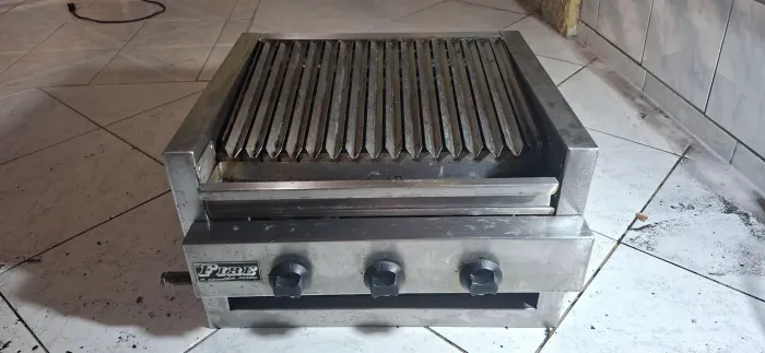 Chair Broiler Fire Chapa em excelente estado, 3 acendedores a gás, seu assado muito rápido