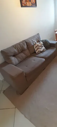 * SOFÁ 2 LUGARES SUEDE CINZA *