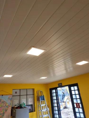 Forro PVC branco e amadeirado 