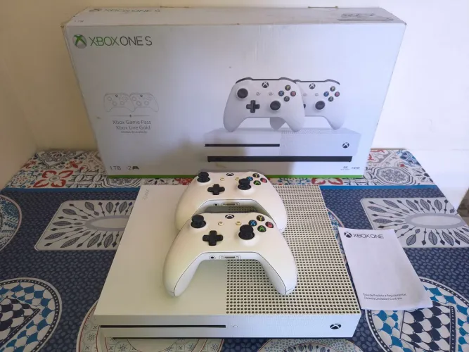 XBOX ONE S 1TB + 2 CONTROLES
