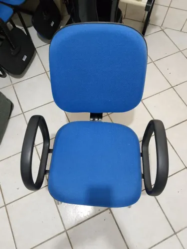 Cadeira diretor estofada em tecido com braço Corsa na cor azul 