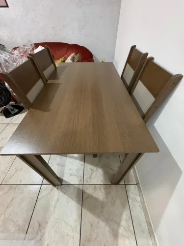 Vendo mesa com 6 cadeiras!