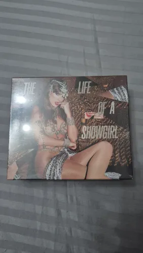 CD The Life of a Showgirl Deluxe Its Beautiful Lacrado - Taylor Swift