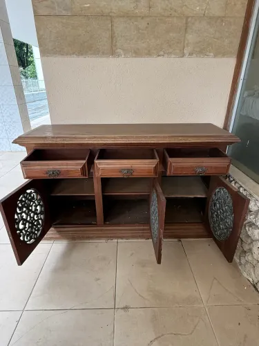 Mesa e duas cadeiras (madeira e ferro)
