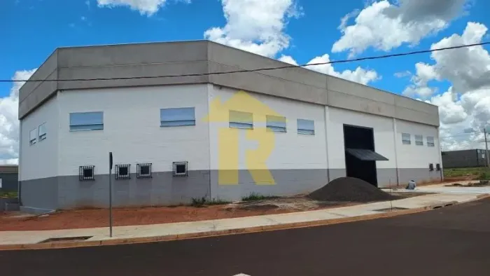 Aluguel de Barracão Comercial de 697m² no Centro Empresarial e Comercial BR153 em São José