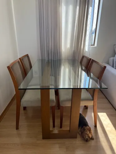 Mesa de Jantar com Tampo de Vidro e 4 Cadeiras de Madeira