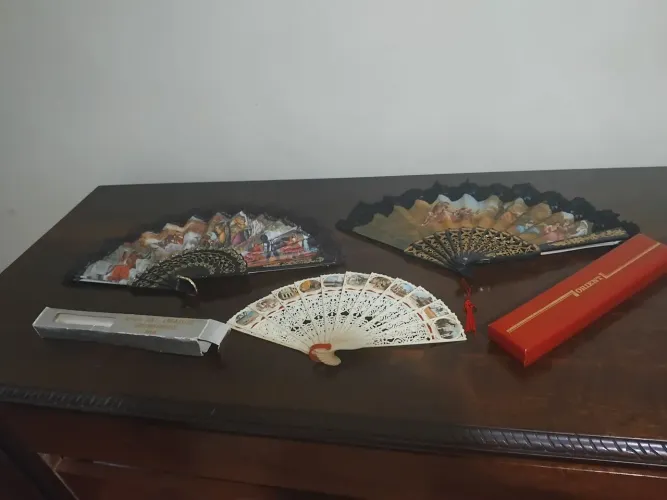 Três leques, dois pintados a mão