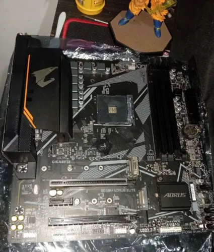 Placa mãe Aorus B550m elite - usada