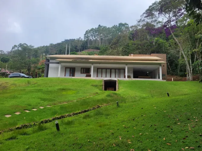 Lindo sitio com 9 mil m2 de área e casa com 270 m2 no Vale das Bençãos Santa Teresa ES