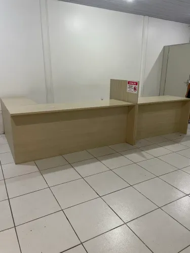 Mesa para recepção e escritório