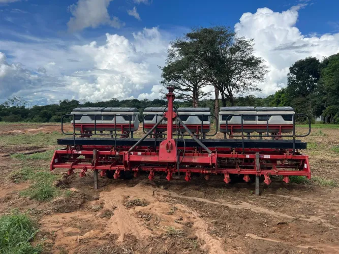 Plantadeira semeato ano 2013. Linhas 13x50