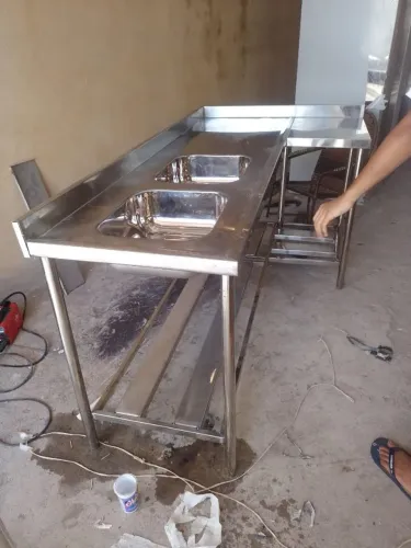 Bancada com pia de inox 