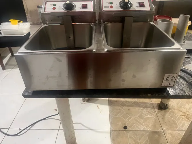 Fritadeira dupla Skymsen 3000w de potência cada .
