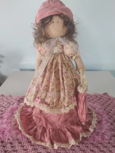 Boneca decorativa de pano. Acompanha uma sombrinha.