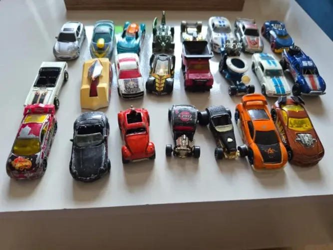 Lote 22 Carrinhos Hot Wheels/Maisto/Etc