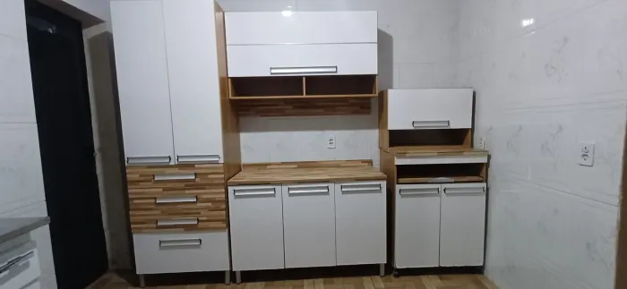 Armário em ótimas condições com o kit completo