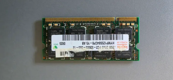 Módulo de memória RAM SO-DIMM DDR2 de 2GB da Hynix, modelo HYMP125S64CP8-Y5 AB