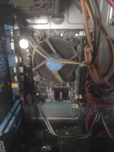 Placa mãe 1155 boa todas processador i3 3220 8 GB de memória dois pente de quatro