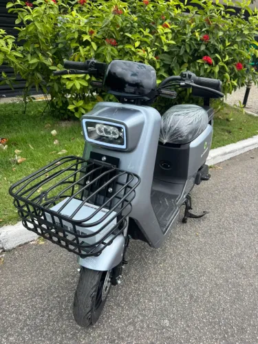 Scooter Elétrica Tracker cinza 1000w