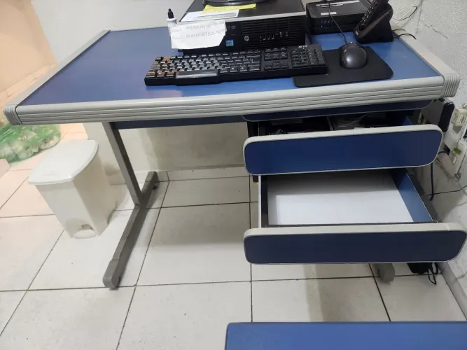 Mesa para escritório com 2 gavetas 
