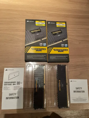 Kit de memória C16 DDR4 DRAM 2400 MHz 32 GB (2x16GB) VENGEANCE® LPX - Preto