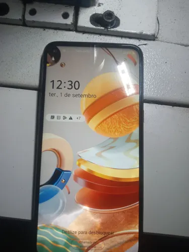 Lg k61 128gb. Com mancha na tela mas não está funcionando normal