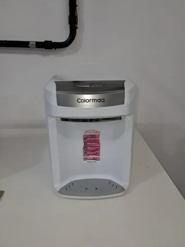 Bebedouro Purificador Colormaq branco.