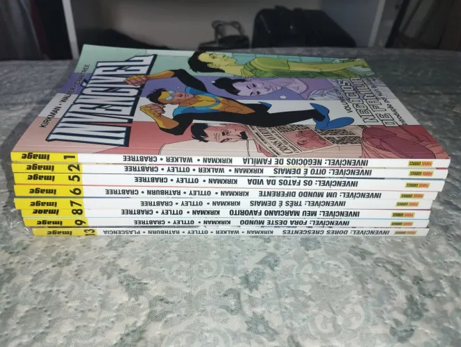 vende-se volumes 1,2,5,6,7,8,9,13 de invencível