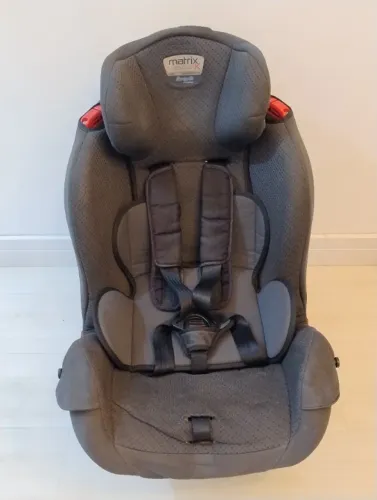 Cadeirinha Infantil Burigotto de 0 à 25kg, com três estágios para o encosto.
