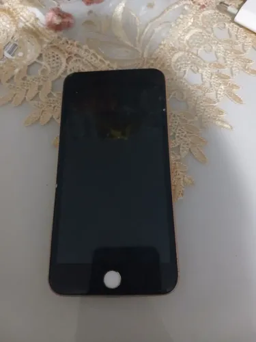 Vendo iphone 8 plus gold com capa OBS:entrada de chip n estar funcionando.preço R$900,0