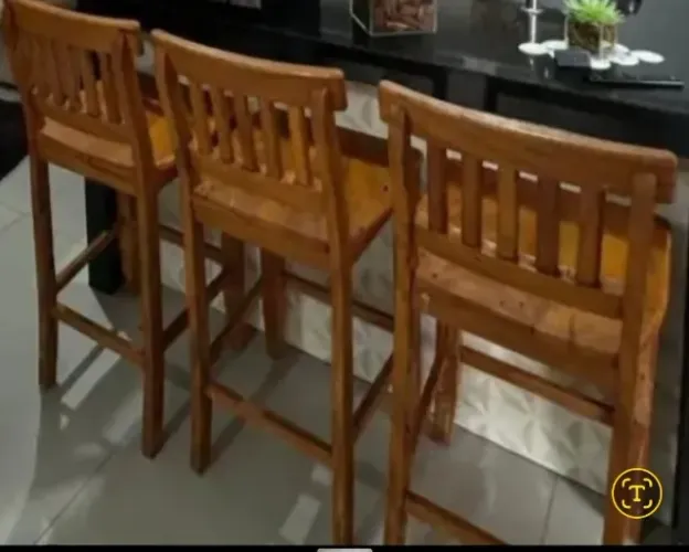 Vende se 3 Banqueta de madeira ótima qualidade