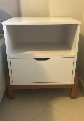 Mesa de Cabeceira Quarto Antares 1 Gaveta Pés Madeira Maciça - ESTADO DE NOVO (SEMINOVO)