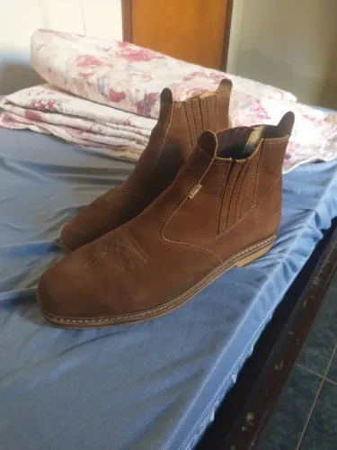 Botina F 1000 pouco usada. Vendendo porque ficou apertando no meu pé,tá filé quase sem uso
