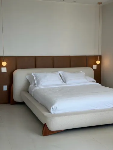 Cama estilo contemporâneo tecido bouclé e madeira maciça