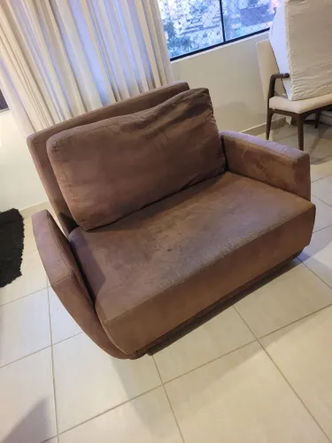 Poltrona GG giratória, tecido aveludado, marrom. 1,10x,80x0,90; com almofada/encosto.