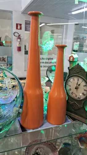 Par de vasos decorativos (estilo tulipa) de cerâmica na cor terracota/laranja.