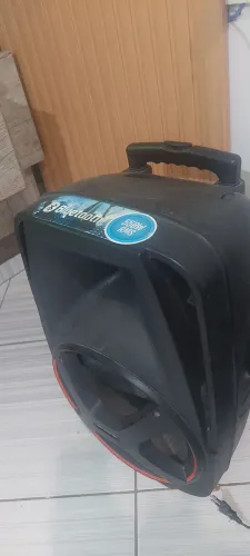 Caixa de som amplificada 550w via Bluetooth mundial usada com ótima sonoridade