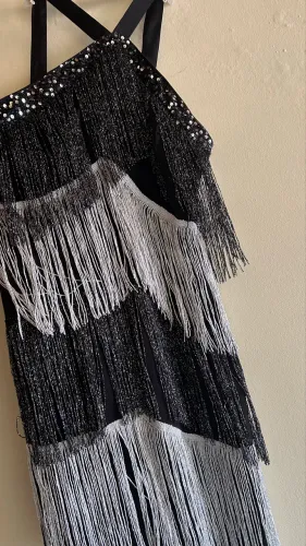 Vestido franjas preto e prata frente única