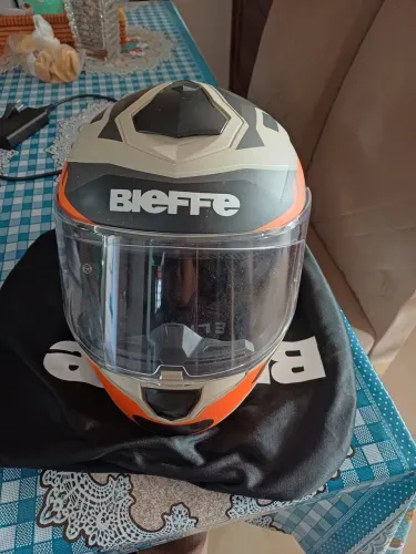 Vende-se capacetes.