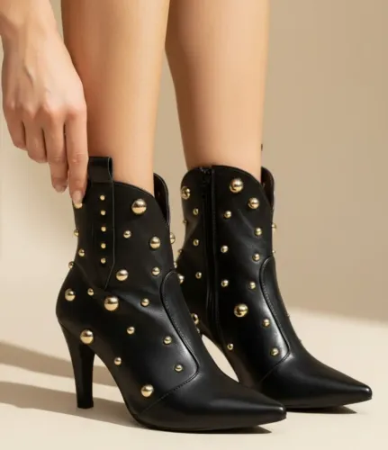 Bota Bico Fino Feminina Zíper na Cor Preto e Apliques na Cor Dourado