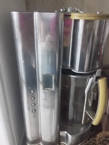 Procuro cafeteira Russel Robbs mesmo sem a jarra. 