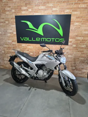 Yamaha Fazer 250.