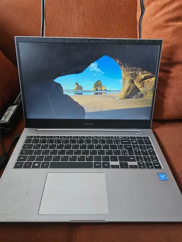 Notebook Samsung book R$ 1.800,00 aceito cartão. Desconto no Pix.