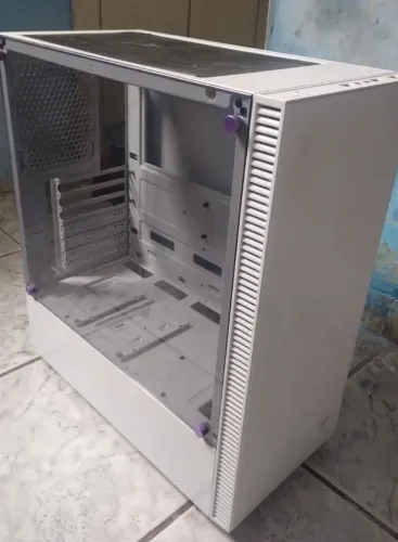 Gabinete branco, lateral de vidro